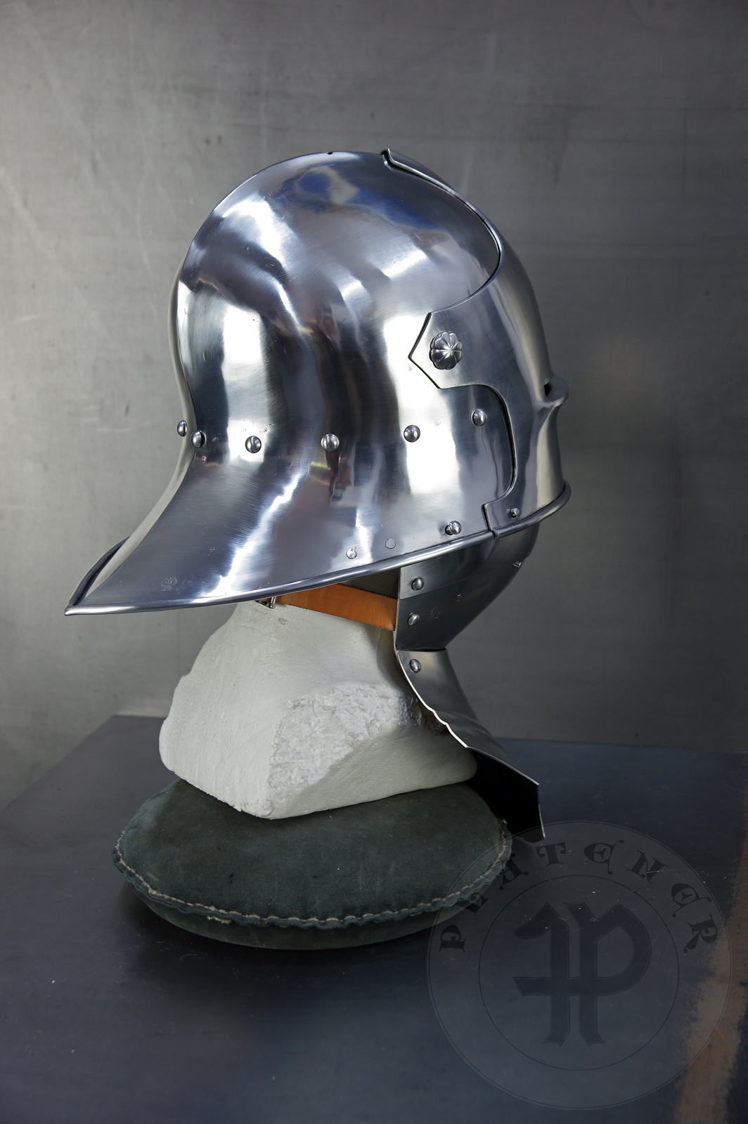 Sallet inspired by example from the Philadelphia Museum of Art; bevor inspired on Churburg CHS25 piece. Period: 1460-1470 Material: 2 mm steel with 0,3 % carbon. Heat treatment: sallet hardened and tempered up to 38 HRC and bevor up to 42 HRC. / Salada inspirowana na originale z Philadelphia Museum of Art; podbrdek oparty na oryginale z Churburga CHS25. Salada hartowana i odpuszczana do 38 HRC a podbrdek do 42 HRC.
